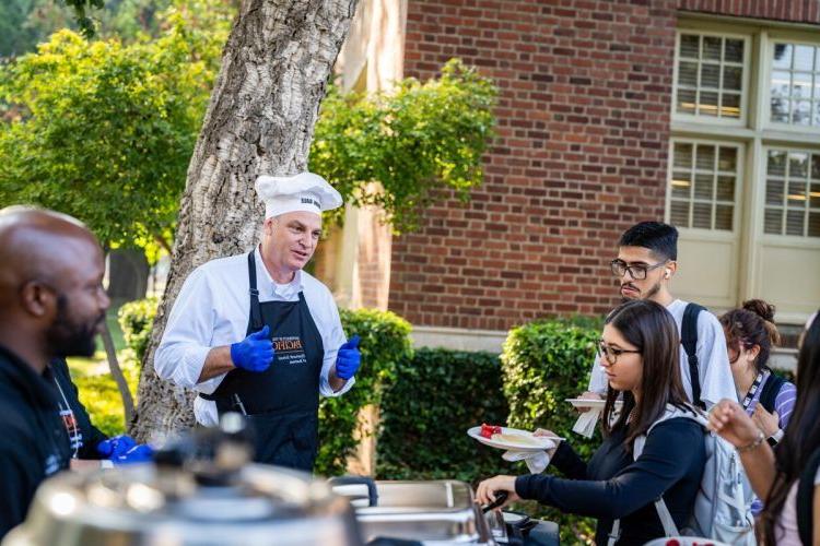2023年，埃伯哈特商学院(Eberhardt School of Business)的学生在迎新周(Week of Welcome)期间享受“与院长一起吃煎饼”的待遇. 